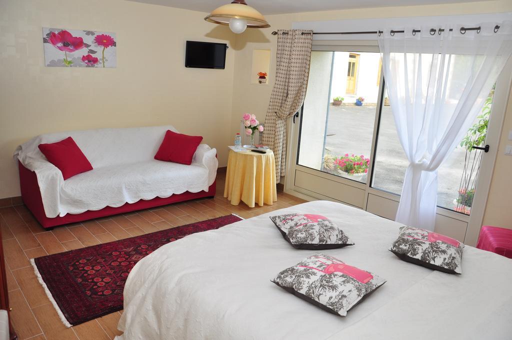 La Grande Malardiere Saint-Georges-Buttavent Chambre photo